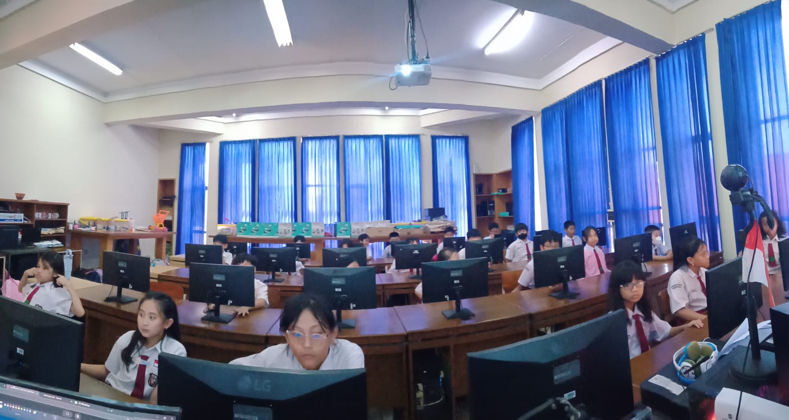 Komunitas Komputer Kreatif Kelas Besar